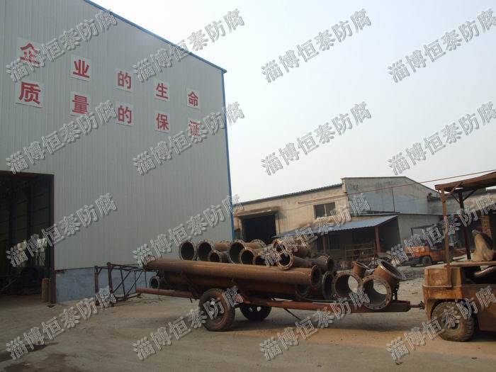 公司鉚焊車間（左），精工四氟車間（右）